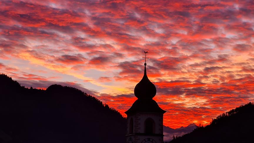 © Aloisia Mair Der Himmel brennt. Morgenrot in Prägraten am Großvenediger (Aloisia Mair)