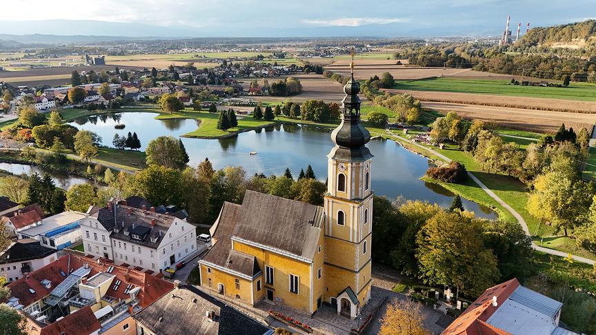 © Gernot Ambros Wildon Pfarrkirche mit Badesee (Gernot Ambros)