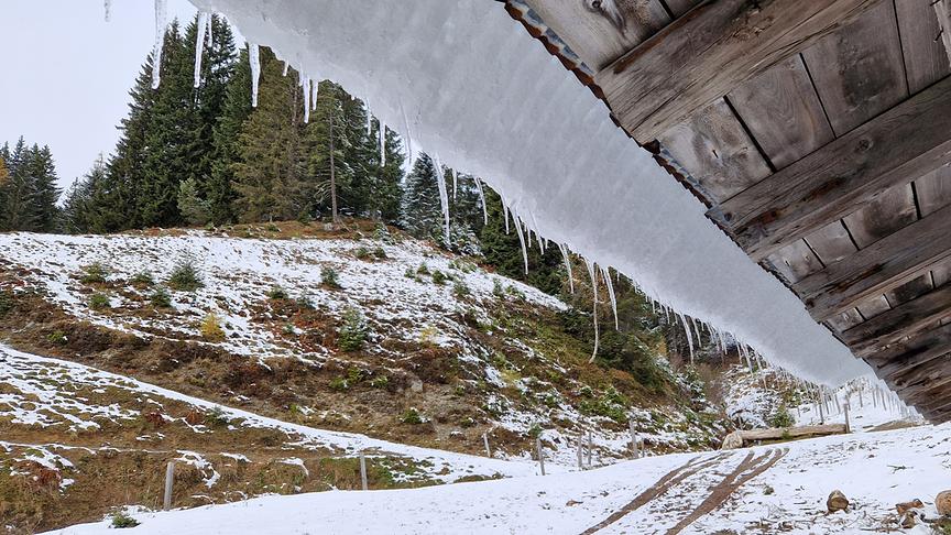 © Eveline Hernegger Dientner Sattel Pinzgau, erster Schnee am Dach (Eveline Hernegger)