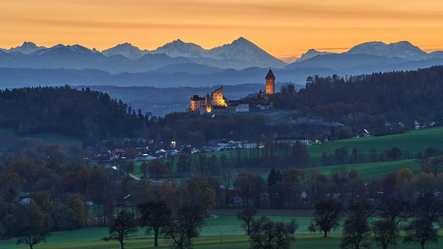 © Thomas Wurm Abendlicher Blick über Burg Klamm in die oberösterreichische Berglandschaft (Thomas Wurm)