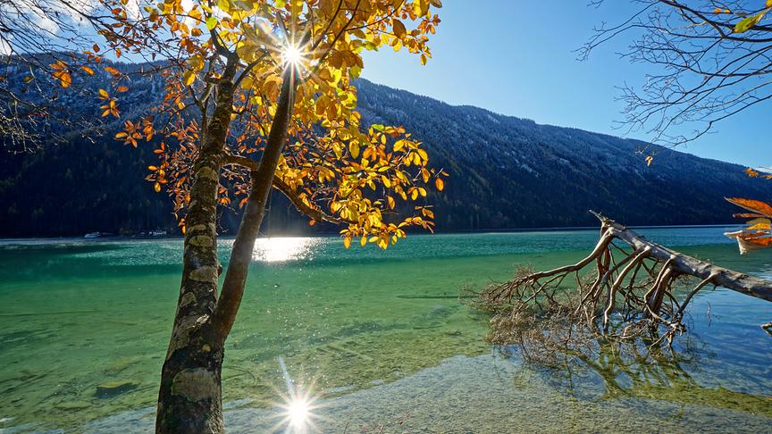 © Annelie Möser Sonnenstrahlen am herbstlichen Weissensee. (Annelie Möser)
