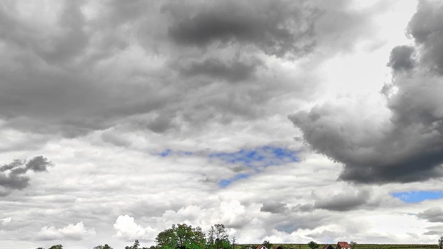 © Gerti Portisch Regenwolken ziehen über die Grunder Kellergasse in Kleinhadersdorf. (Gerti Portisch)