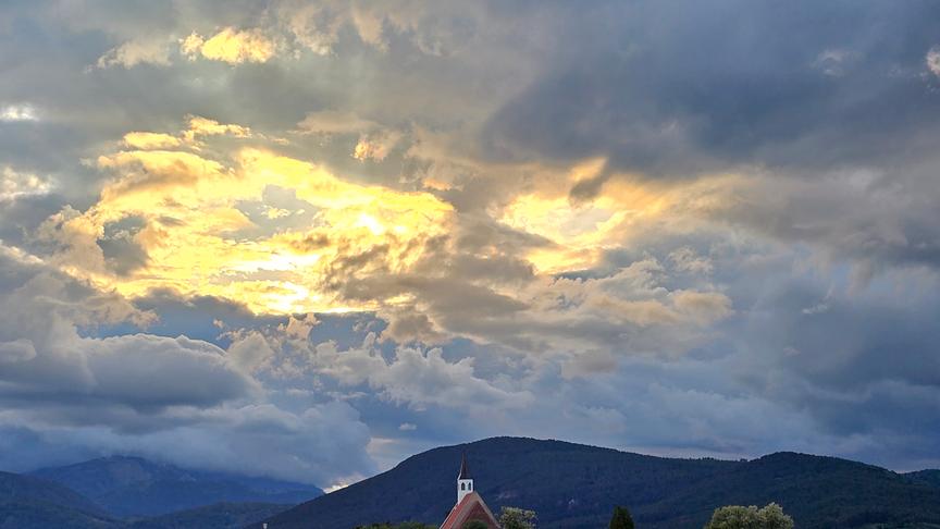 © Kerstin Kukacka Sonnenuntergang bei NeunkirchenDunkelsten mit Schneeberg und Rax im Hintergrund. (Kerstin Kukacka)