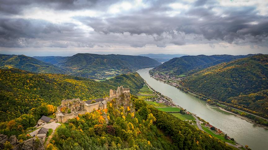 © Burghard Lammerhuber Herbstlaub um die Burgruine Aggstein Mit de4 Donau im Hintergrund (Burghard Lammerhuber)