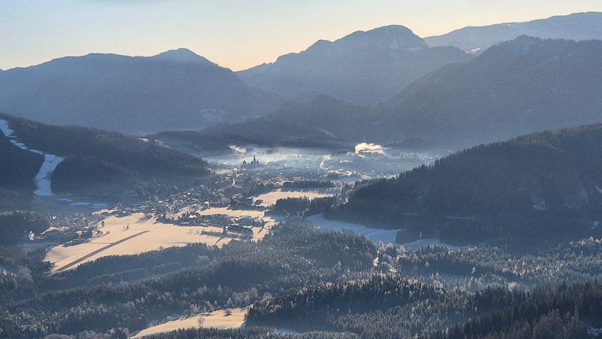 Blick auf Mariazell und Erlaufsee von der Gemeindealpe. Im Hintergrund die Hohe Veitsch. (Gerwin Ott)