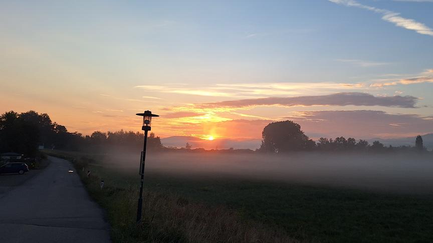Der Nebel lichtet sich, die Sonnte erhellt den Tag. (Anton Wintersteller)