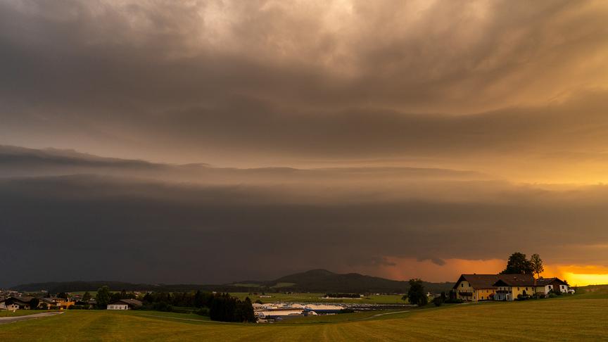 Unwetterzelle mit Shelfcloud über dem nördlichen Flachgau kurz vor Sonnenuntergang 