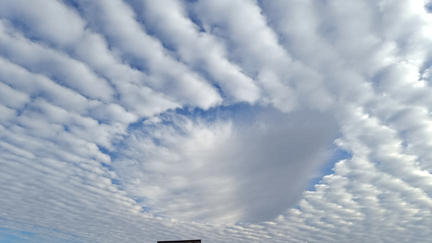 Kreis- bzw. ovalförmige Auflockering einer ansonsten geschlossenen Wolkendecke - Altocumulus