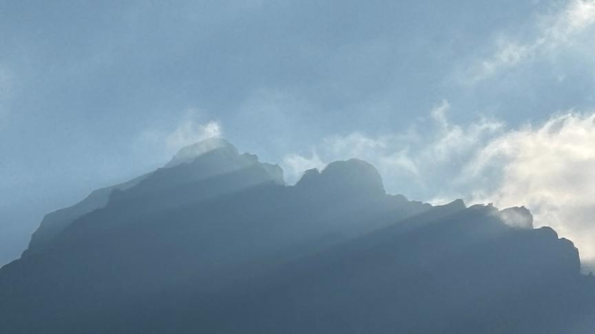 Bergpanorama mit wolkenverhangenen Gipfeln vom Obernberger Tribulaun 2780m 