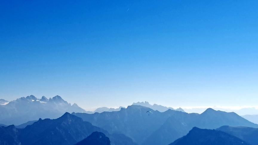 Mehrere gestaffelte Bergketten in verschiedenen Blautönen