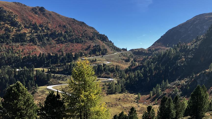 Nockalmstrasse mit Blick auf die Glockenhütte