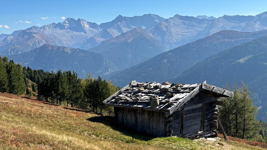 Bergpanorama mit einer alten Holzhütte im Vordergrund