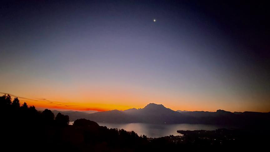 Bergpanorama mit Blick auf den Traunsee und Traunstein bei Sonnenaufgang 