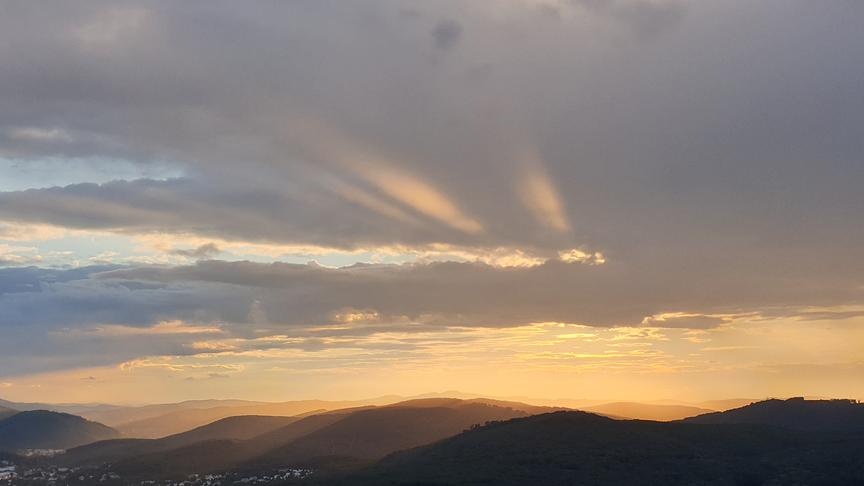 © Simon Hanzlik Sonnenuntergang hinter den Bergen bei Wien (Simon Hanzlik)