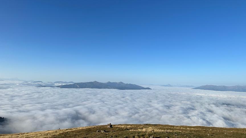 © Siegfried Bucher Mountainbike Tour zu Tschiernock Unter dem Nebel der Millstättersee Gegenüber schaut der Goldeck aus dem Nebel (Siegfried Bucher)