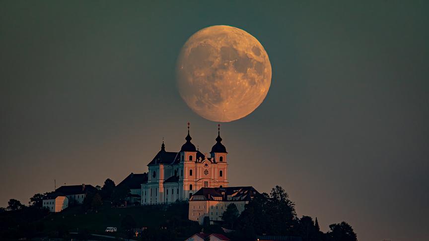 © Harald Haselsteiner (Fast Voll-) Mondaufgang heute abend hinter der Basilika Sonntagberg im Mostviertel (Harald Haselsteiner)