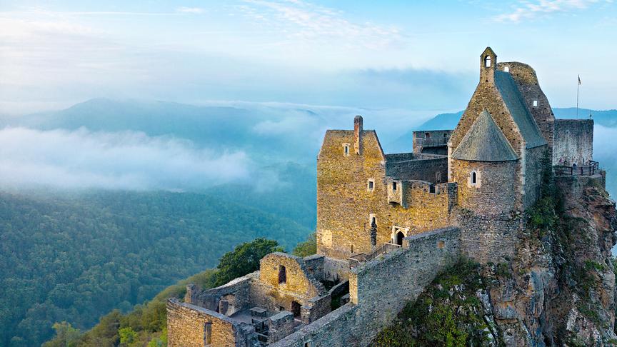 © Harald Machart Die Morgensonne löst schön langsam die letzten Nebelreste um die Ruine Aggstein auf. (Harald Machart)