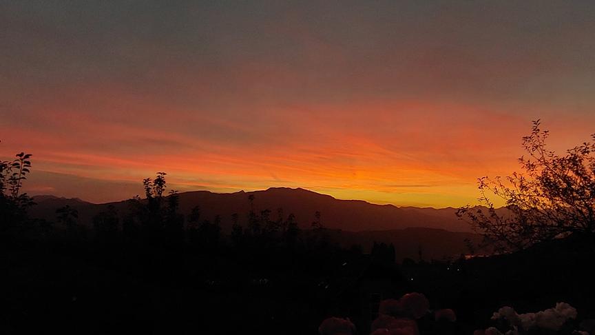 © Raphaela Hillgartnet Der Sonnenuntergang von Matzelsdorf aus mit Blick auf das Goleck (Raphaela Hillgartnet)